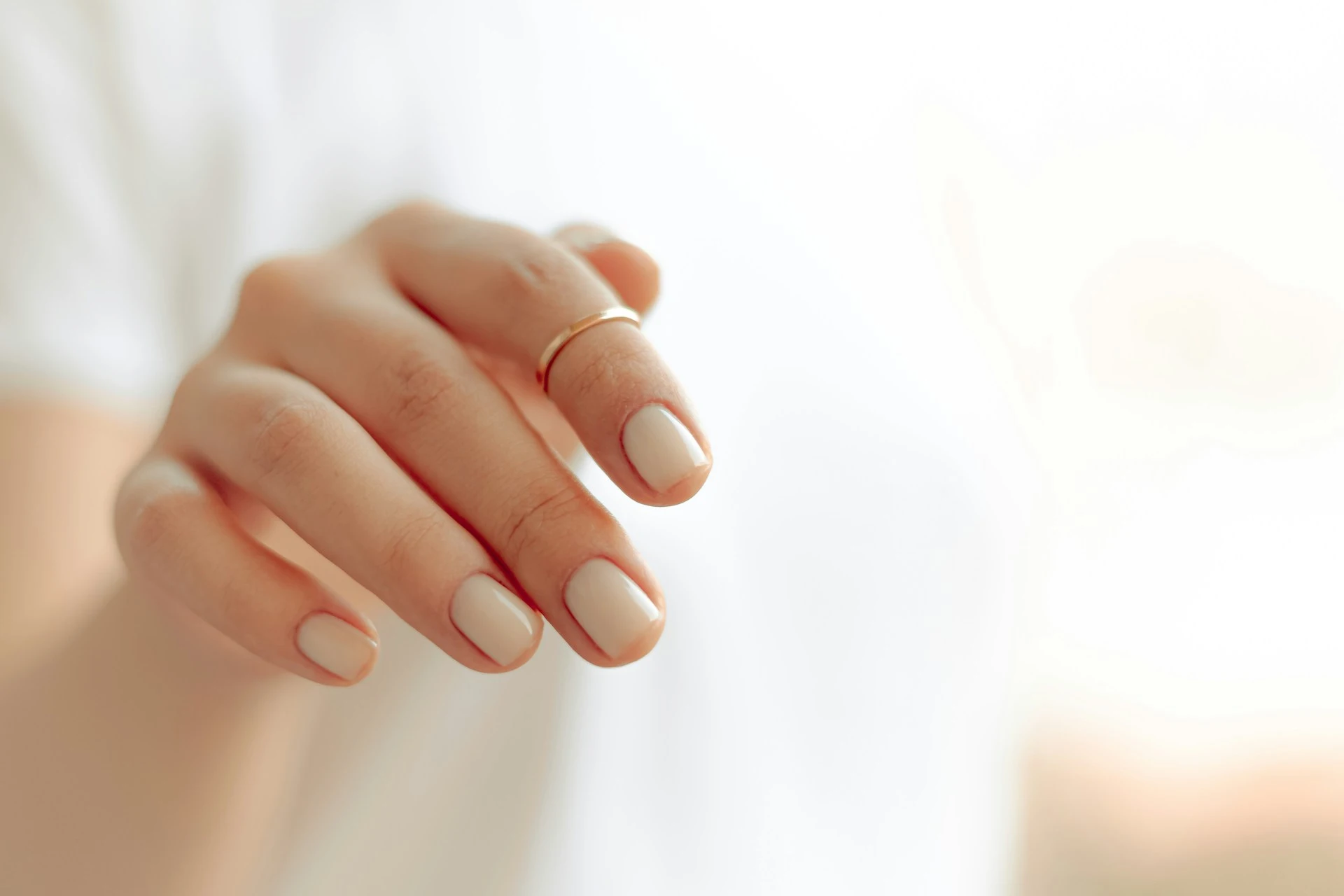 Ongles naturels soignés en manucure nude, résultat d'une prothésie ongulaire