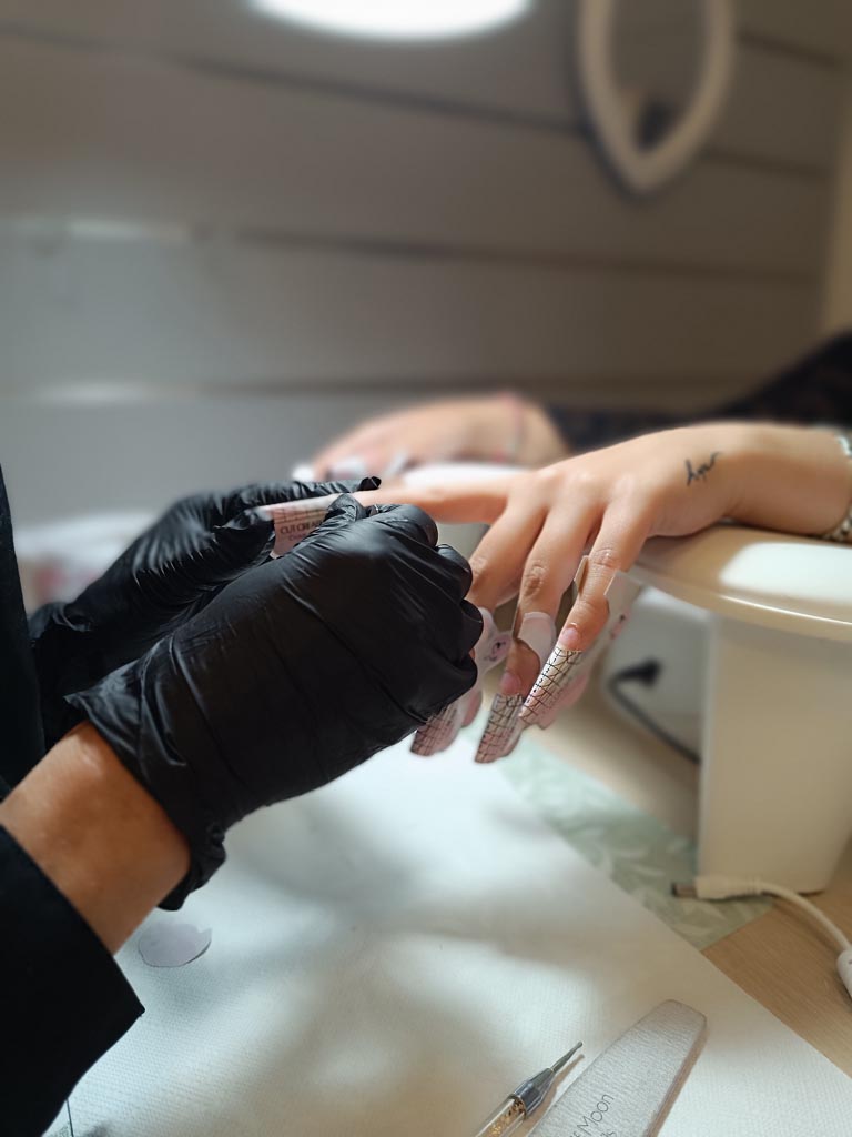 Formation prothésiste ongulaire en cours – pose d’ongles avec chablon à Basse-Goulaine près de Nantes