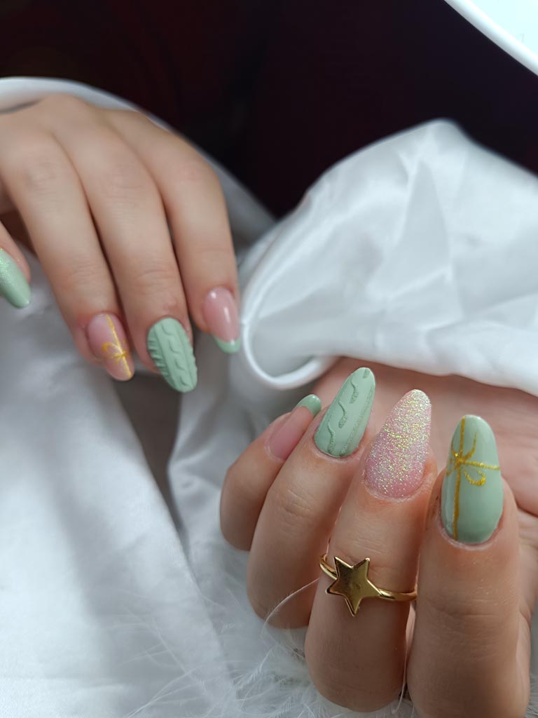 Manucure nail art vert pastel avec effet pull et paillettes – formation prothésiste ongulaire à Basse-Goulaine près de Nantes